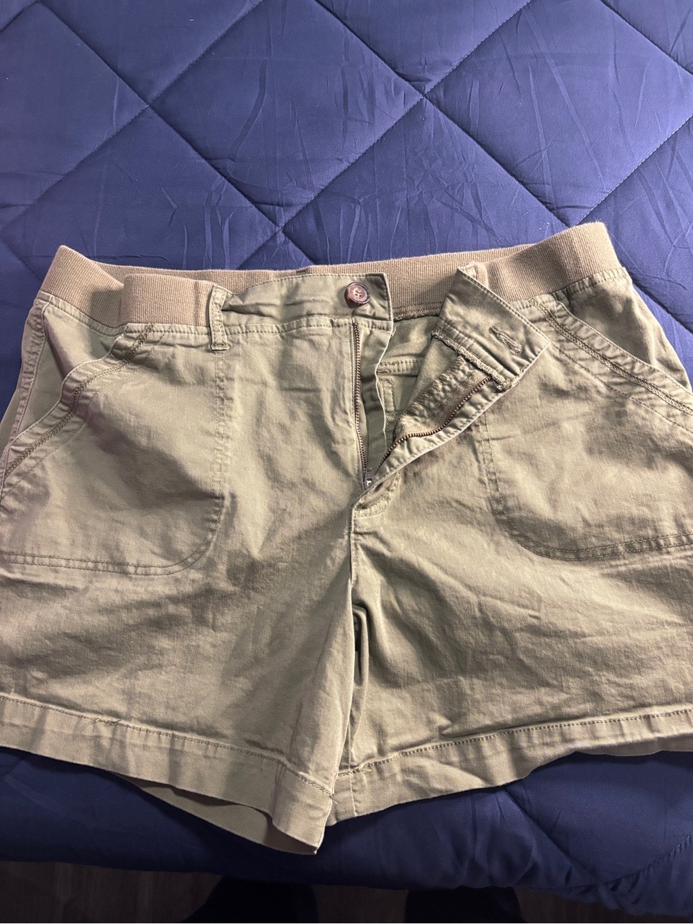 Casual Olive Green Women's Utility Shorts EUC Size 16 - Picture 4 of 5